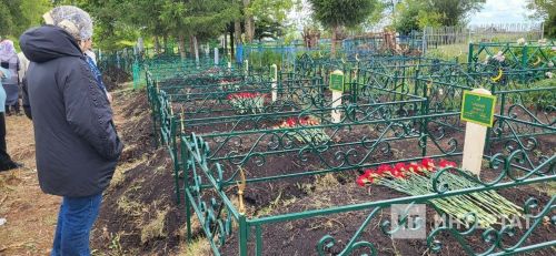 «Бер гаиләдән 7 мәет» – Тукай районында янгын корбаннары белән хушлаштылар (Интертат, Гөлназ Хәбибуллина)