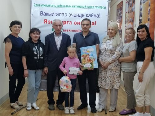 Беренче сыйныфка баручы Нәфисәгә «ТАТМЕДИА»ның бүләге тапшырылды