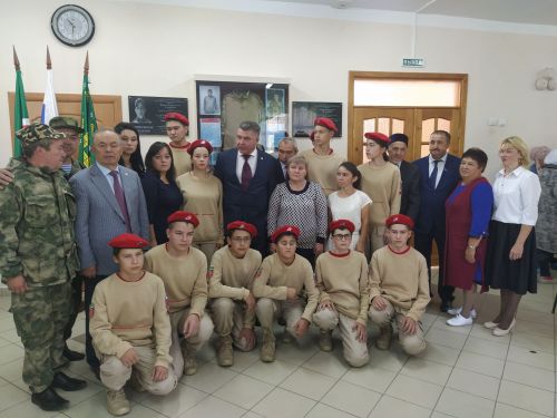 Алмаз белән Фирдүс моңсуланып карап тора