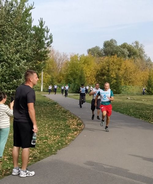 Арча стадионында укытучылар, тәрбиячеләр һәм техник хезмәткәрләр йөгерде