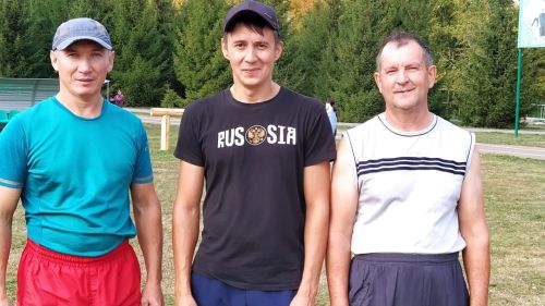 Арча стадионында укытучылар, тәрбиячеләр һәм техник хезмәткәрләр йөгерде
