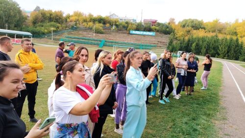 Арча стадионында укытучылар, тәрбиячеләр һәм техник хезмәткәрләр йөгерде