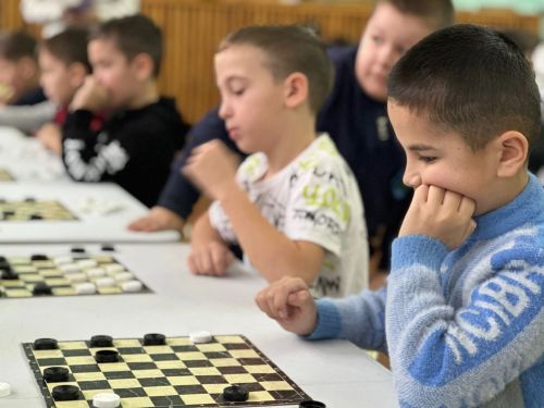 Районда көчле шашкачылар кемнәр?