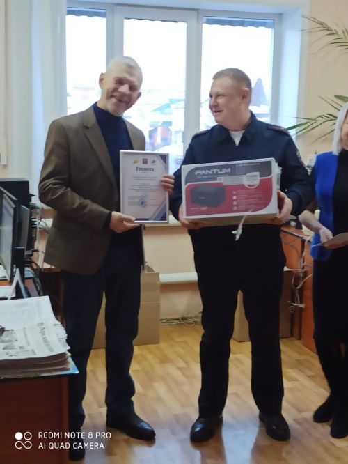 Арча дәүләт автоинспекциясе бүлеге газета редакциясенә бүләк бирде