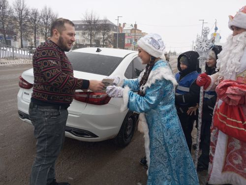 Арчада машина йөртүчеләрне полиция Кыш бабае котлады