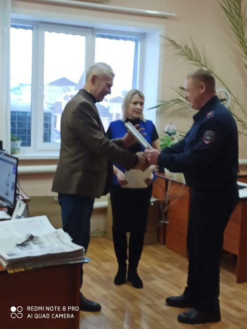 Арча дәүләт автоинспекциясе бүлеге газета редакциясенә бүләк бирде