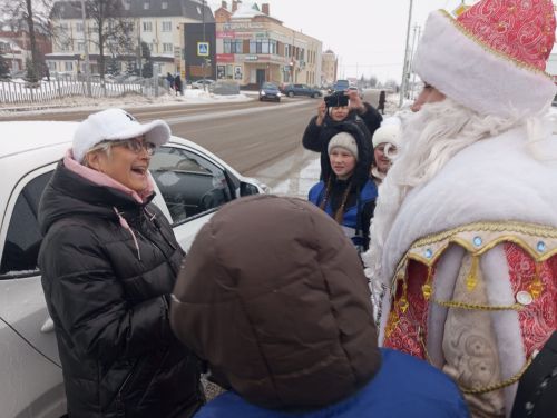 Арчада машина йөртүчеләрне полиция Кыш бабае котлады
