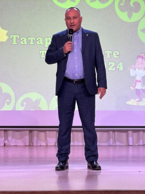 Арча районы мәгариф идарәсе җитәкчесе Рамил Мөхәмәдияров Яңа ел белән котлый