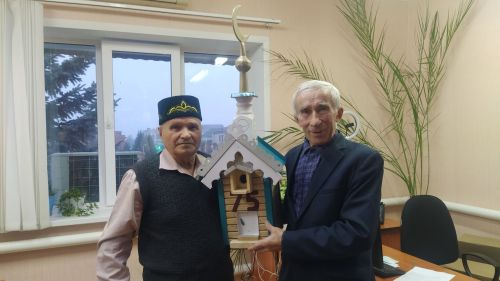 Габделбәр Сабиров Ильяс Фәттаховка сыерчык оясы бүләк итте