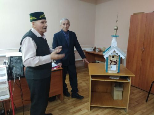 Габделбәр Сабиров Ильяс Фәттаховка сыерчык оясы бүләк итте