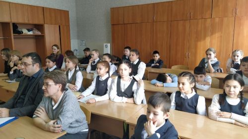 Балалар фәнни эш белән шөгыльләнә