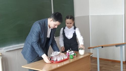 Балалар фәнни эш белән шөгыльләнә