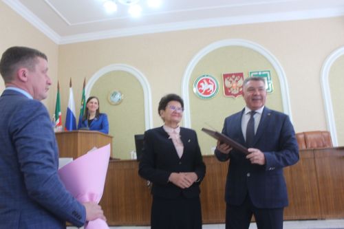 Район Советы утырышында район башлыгы Рәхмәт хатлары тапшырды
