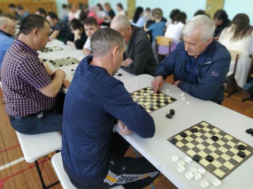 Райондашлырыбыз гаиләләре белән шашка уйнады