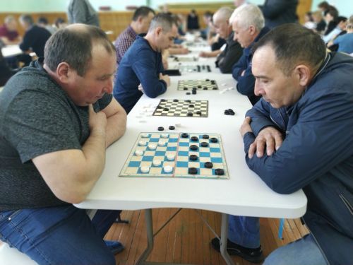 Райондашлырыбыз гаиләләре белән шашка уйнады