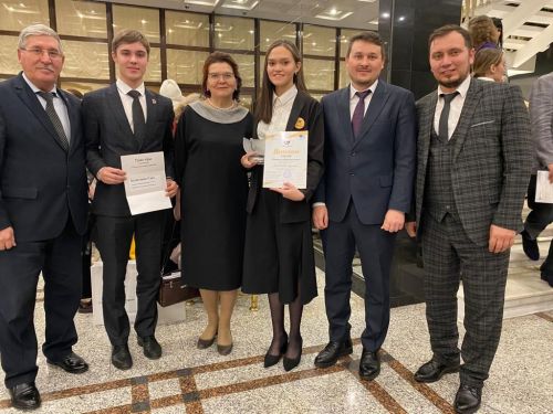 Зур бәхетләр сызганып эшкә бирелгәннән килә...