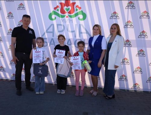 Арча балалары Казансу паркында асфальтта рәсем ясады