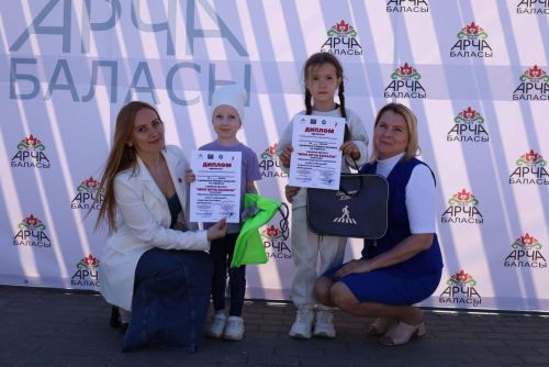 Арча балалары Казансу паркында асфальтта рәсем ясады