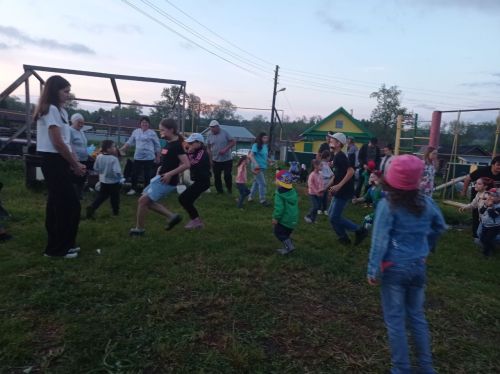 Кечкенә авылларның матур гореф-гадәтләре: әтәч тоту, һәр балага бүләк бирү, иртүк торып йомырка җыю