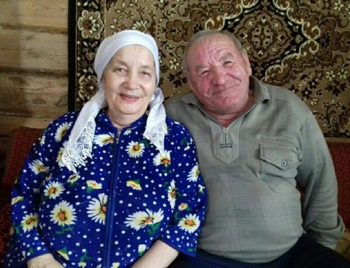 Өстәл артында утырган җиреннән күзләрен йомды