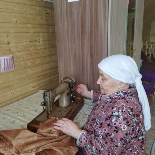 Өстәл артында утырган җиреннән күзләрен йомды