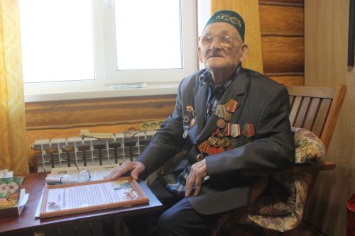 102 яшьлек Габдрахман Сафинга район башлыгы медаль тапшырды