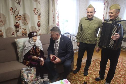 Арчада яшәүче тыл ветераннарына медальләр тапшырылды