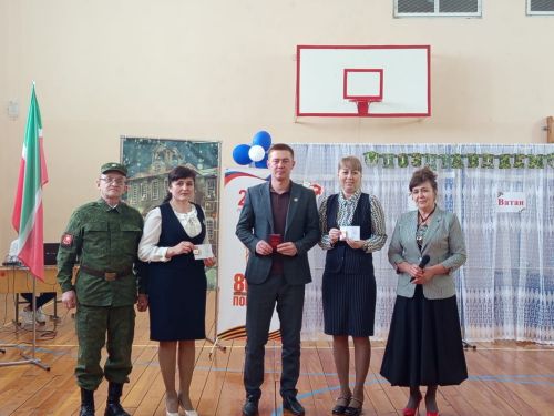 Курса-Почмак урта мәктәбе укытучыларына «Хезмәткә һәм оборонага әзер» Бөтенроссия-физкультура-спорт комплексының отличие билгеләре тапшырылды