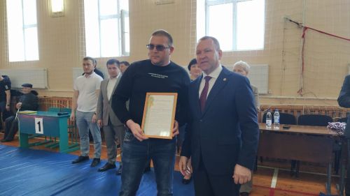Кайбер көрәшчеләрнең әти-әниләренә Рәхмәт хатлары тапшырдылар
