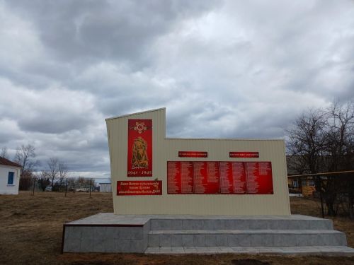 Ташкичү һәм Мәмсәдә мәктәп коллективы һәйкәл тирәсен чистартты