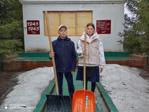 Ташкичү һәм Мәмсәдә мәктәп коллективы һәйкәл тирәсен чистартты