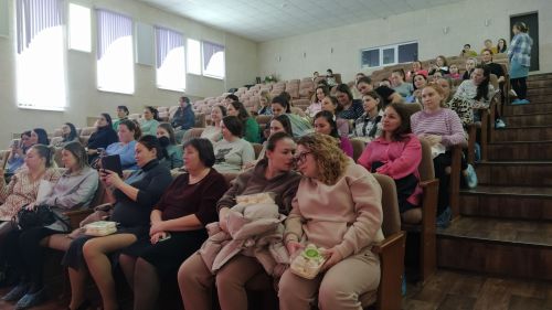 Бүген булачак әниләр көне