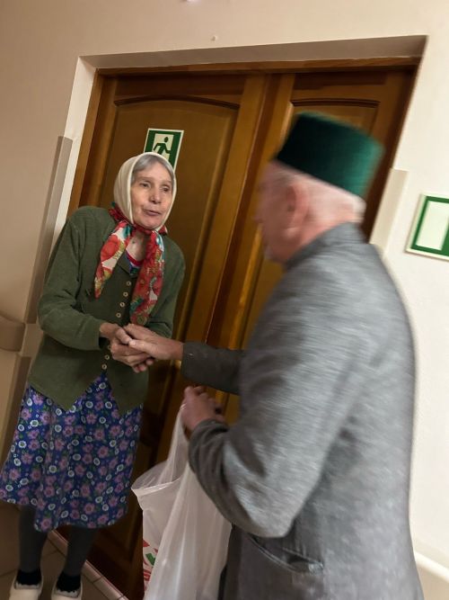 Айван авылыннан Илшат хәзрәт Кәримуллин Яңа Чүриле интернатына барды