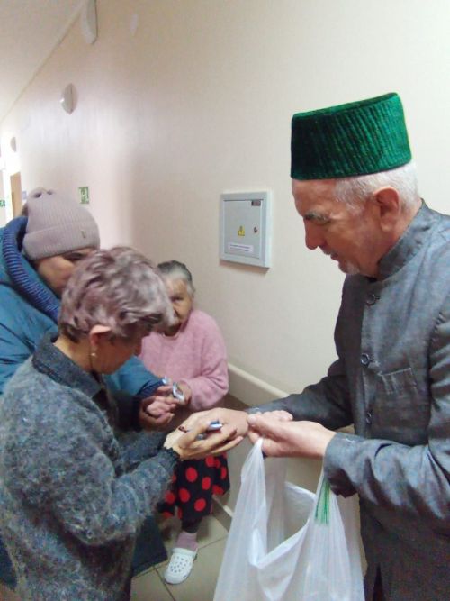 Айван авылыннан Илшат хәзрәт Кәримуллин Яңа Чүриле интернатына барды
