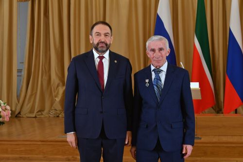Хезмәттәшебез лаеклы бүләген алды