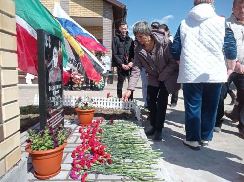 Шура авылында Айрат Вәлиуллин истәлегенә һәйкәл ачылды