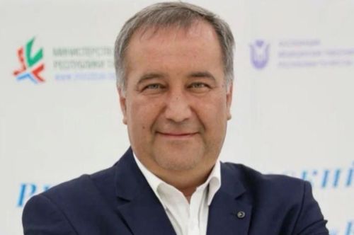 Район үзәк хастаханәсе баш табибы Илшат Идрисов медицина хезмәткәрләрен бәйрәм белән котлый