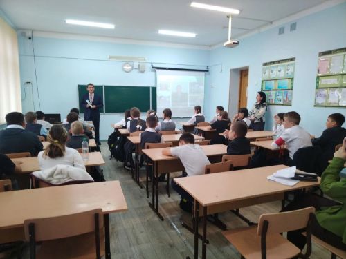Арчаның икенче мәктәбе укучылары язучы Дамир Нуриәхмәтов белән очрашты