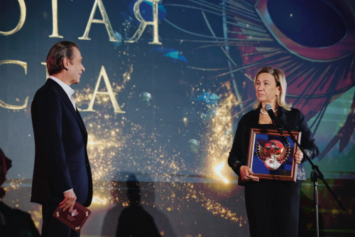 Татарстан Рәисе Рөстәм Миңнеханов Россиянең театр сәнгатенә ярдәм иткәне өчен махсус премиягә лаек булды
