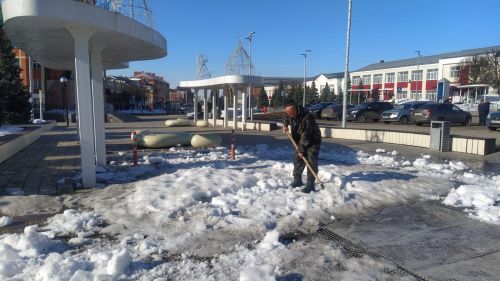 Трактор белән генә түгел, кулга көрәк алып көри торган урыннар да күп шул...
