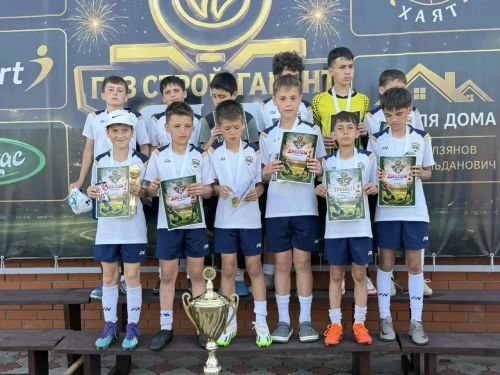 Арча стадионы футболчылар белән шау-гөр килеп торды.