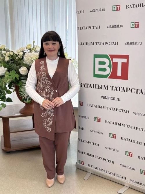 Алисә, костюмың бигрәк тә килешә!