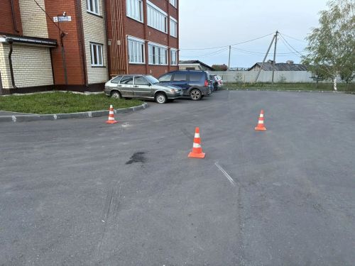 Арчада автомобиль үзеннән-үзе кузгалып китеп, җәяүлегә бәрелгән