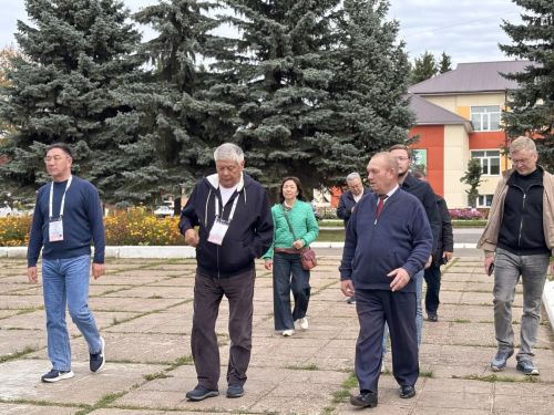 Казахстан күзәтүчеләре Яңа Кырлайдагы сайлау участогында булдылар