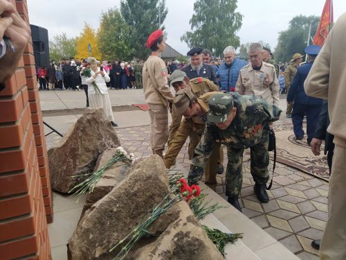Яңа Кенәрдә сугышчан хәрәкәтләрдә катнашучылар хөрмәтенә ясалган һәйкәл ачылу