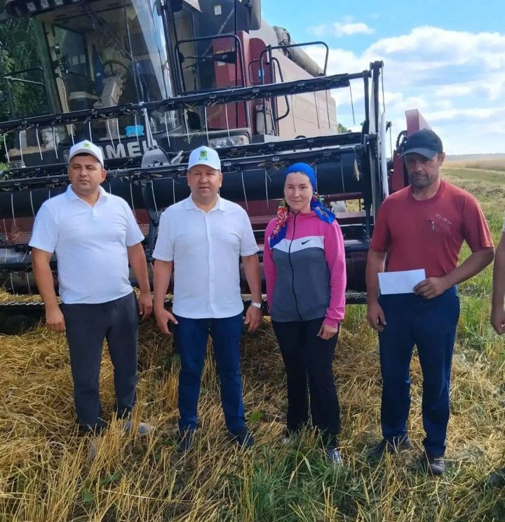 Район башлыгы алдынгы комбайнчыларга рәхмәт һәм премияләр тапшырды