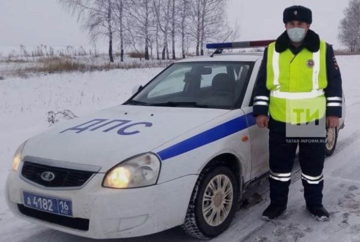 Сотрудник ГИБДД согрел замерзшую семью в патрульной машине