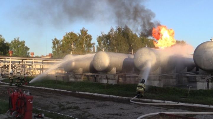 Пожарные продолжают ликвидацию последствий происшествия на газоперерабатывающей станции