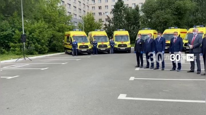 Президент Рөстәм Миңнеханов медикларга ашыгыч ярдәм машиналарына ачкычлар тапшырды