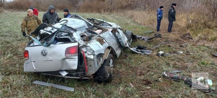 Татарстан юлында автомобиль әйләнеп капланган, ике кеше һәлак булган